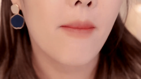 Cach danh son long moi cang bong chuan hot girl Han Quoc hinh anh