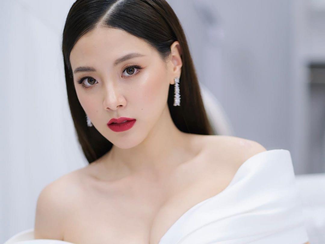 My nhan ‘Chiec la cuon bay’ noi bat voi vay ao tre nguc khoe body sexy hinh anh