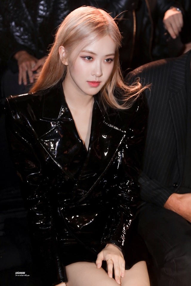 Rosé bị ném đá vì mặc áo lông thú ảnh 2 Rose bi nem da vi mac ao long thu anh 2