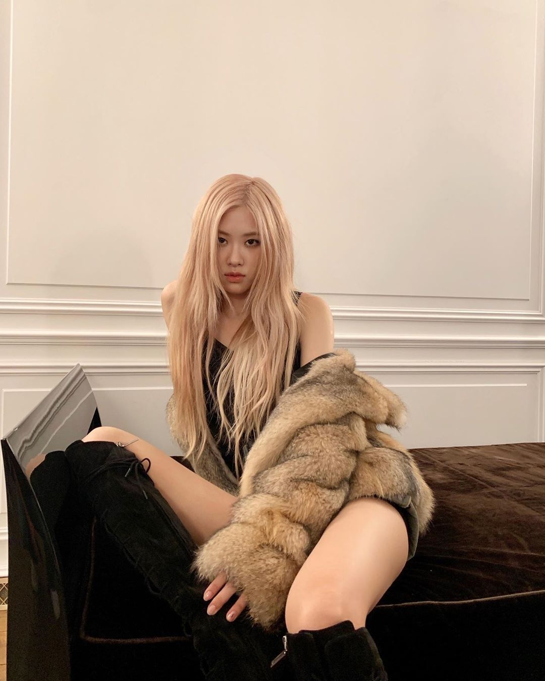 Rosé bị ném đá vì mặc áo lông thú ảnh 1 Rose bi nem da vi mac ao long thu anh 1