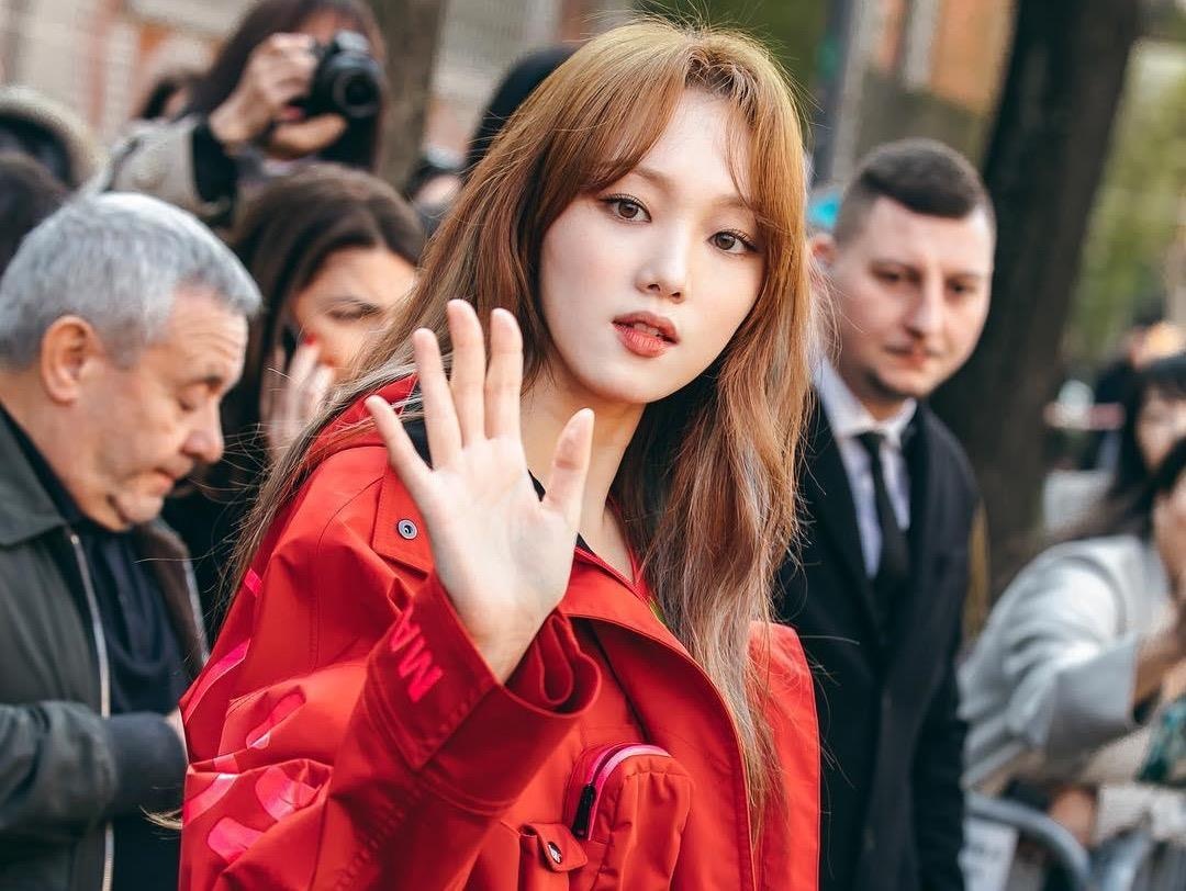 Lee Sung Kyung luon an mac chat du di su kien hay xuong pho hinh anh