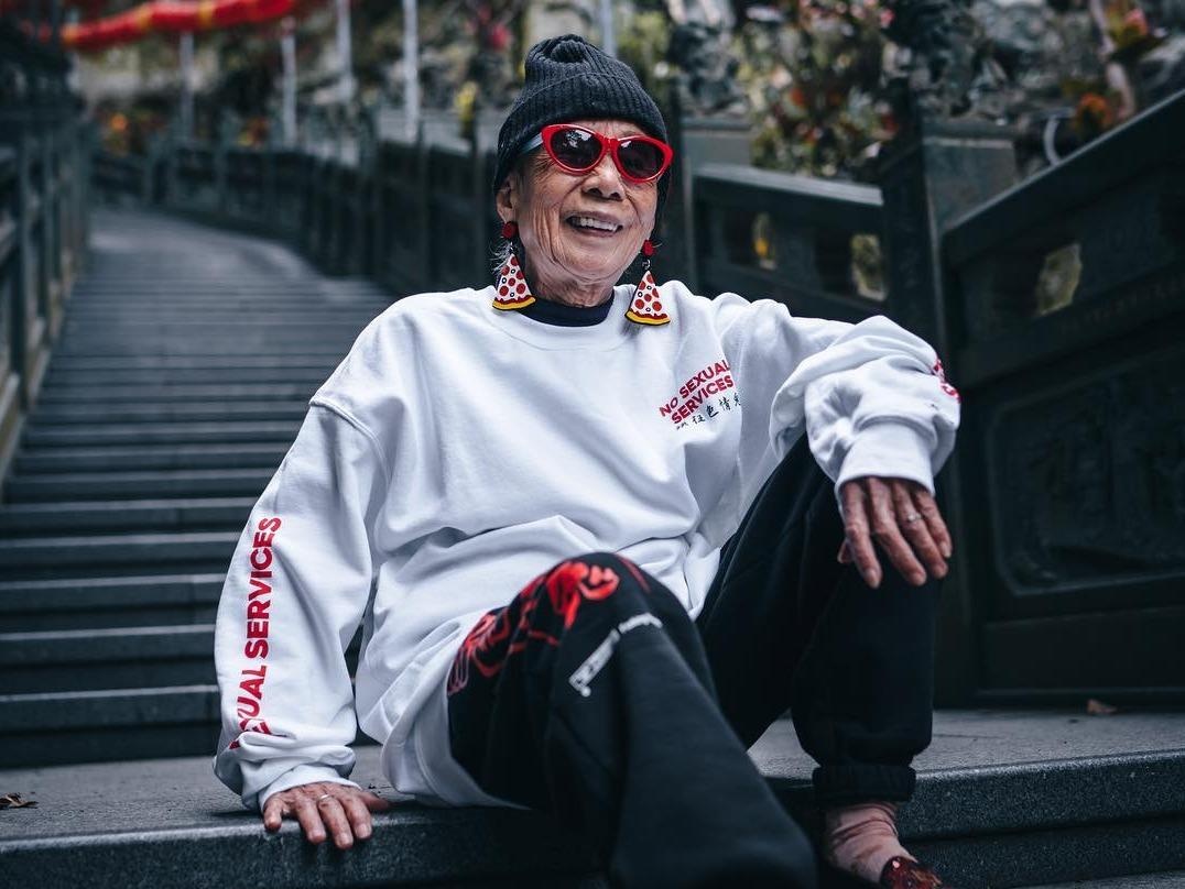 Cu ba 91 tuoi mac do chat nhu gioi tre, co 100.000 fan tren mang hinh anh