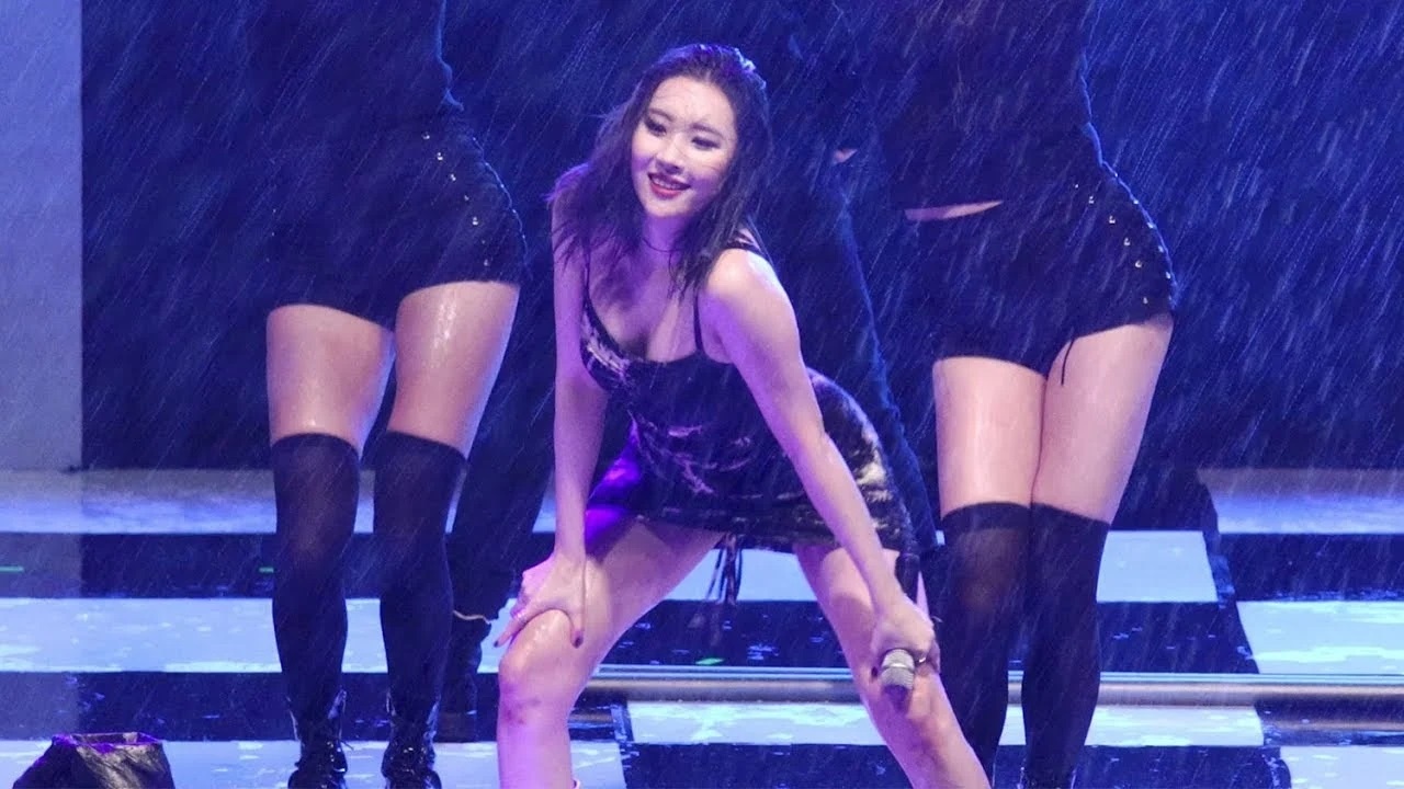 Sunmi mac vay sexy trinh dien duoi mua anh 1