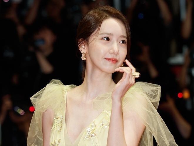 Loat my nhan Han dien vay ao duoc vi nhu nu than tren tham do hinh anh