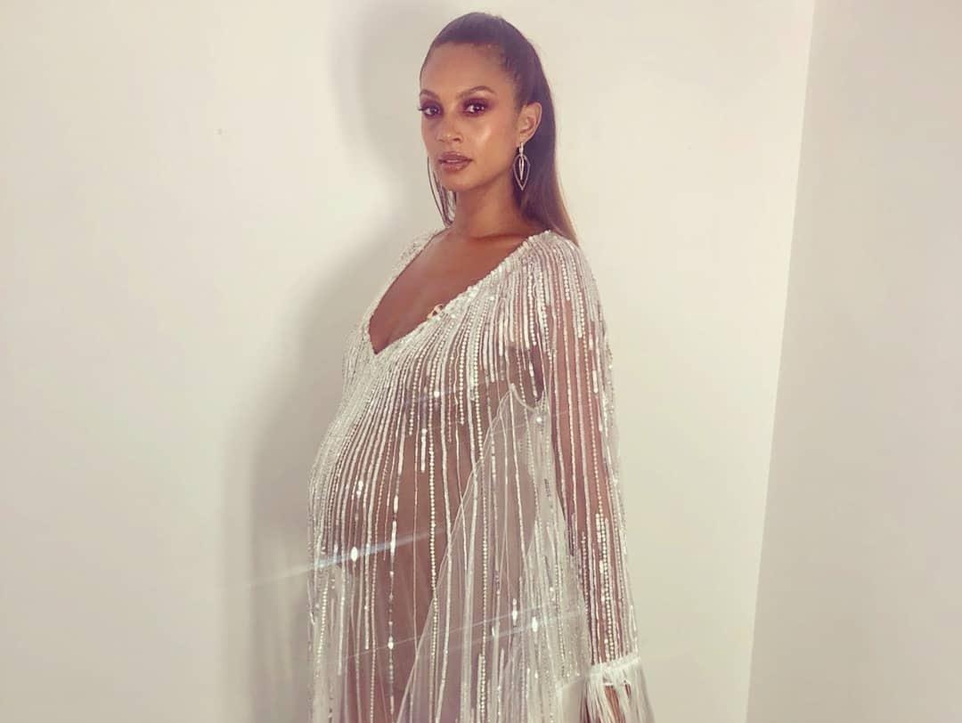 Nu ca si Anh bi nem da vi mac vay bo sat, xuyen thau khi mang thai hinh anh