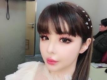 Park Bom lam nao dong san khau khi cover hit cua dan em hinh anh
