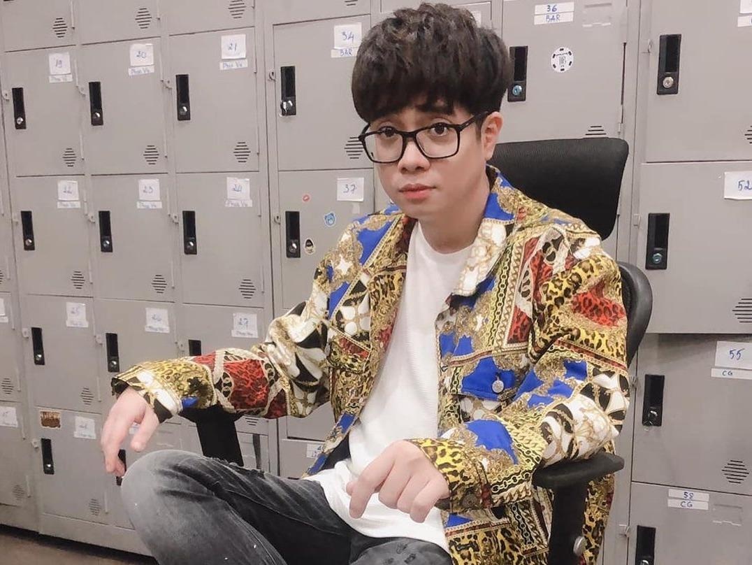 Bui Anh Tuan thich mac so mi, di giay sneakers trang kieu soai ca hinh anh