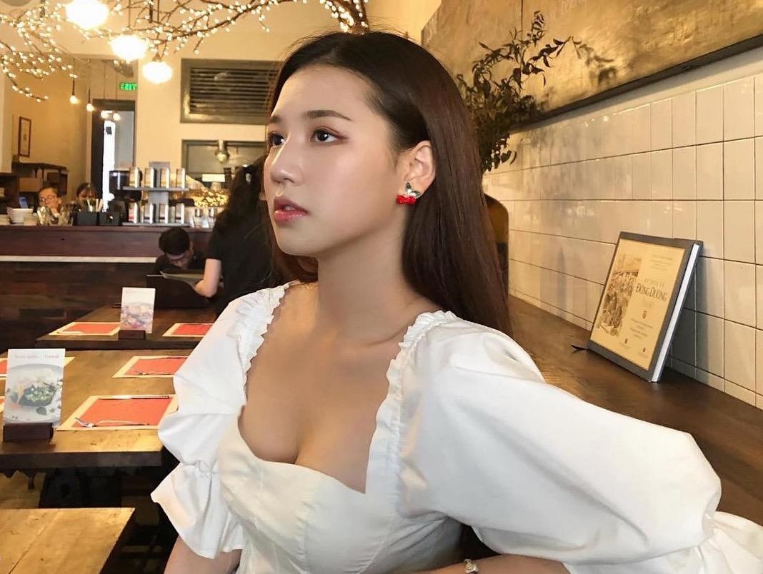 Ca si 10X AMEE chuong dien vay ao cup nguc khoe than hinh goi cam hinh anh