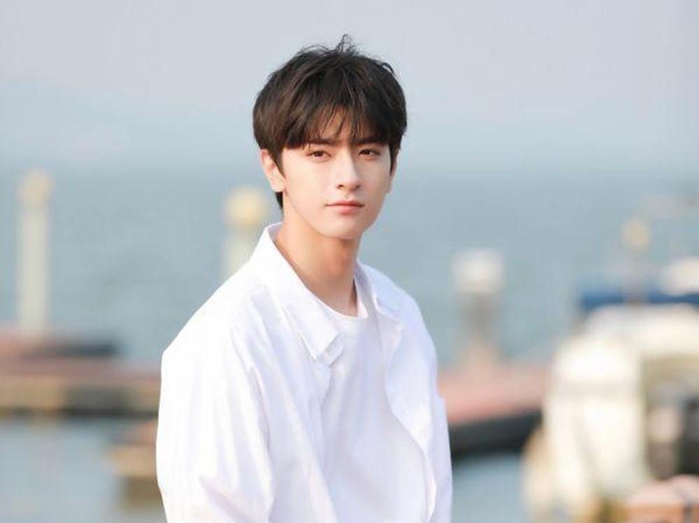 Lam Nhat luon duoc fan vay kin moi khi xuat hien noi cong cong hinh anh