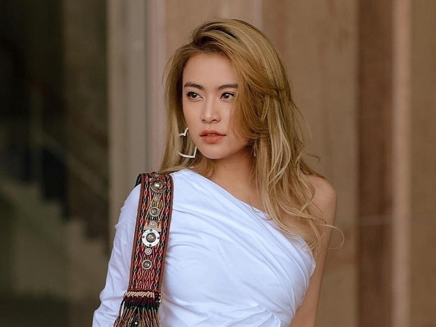 Hoang Thuy Linh chuong style truong thanh, xach tui hang hieu dat do hinh anh