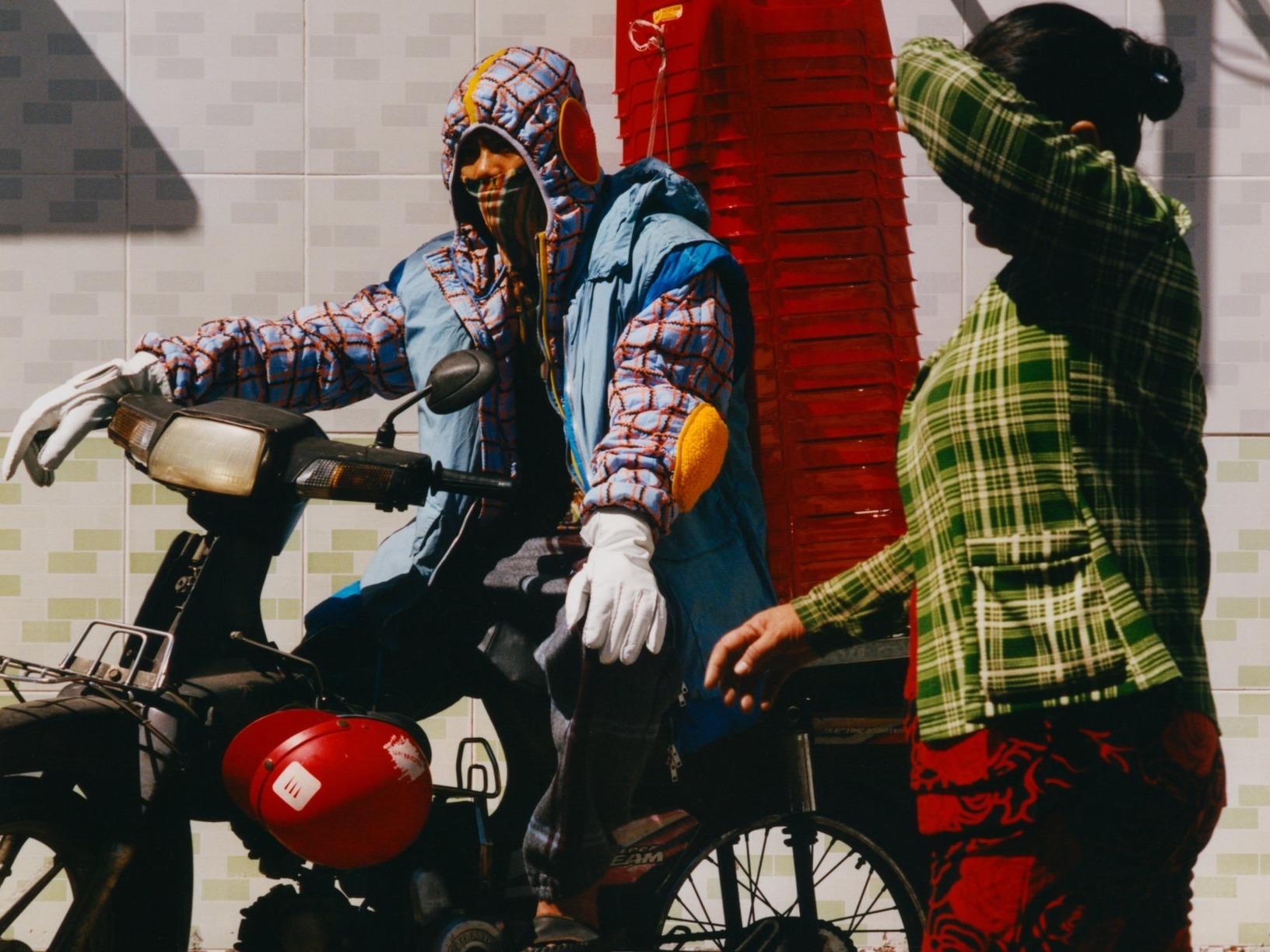 Xe om Viet Nam dien quan ao hang hieu gia nghin do ra pho hinh anh