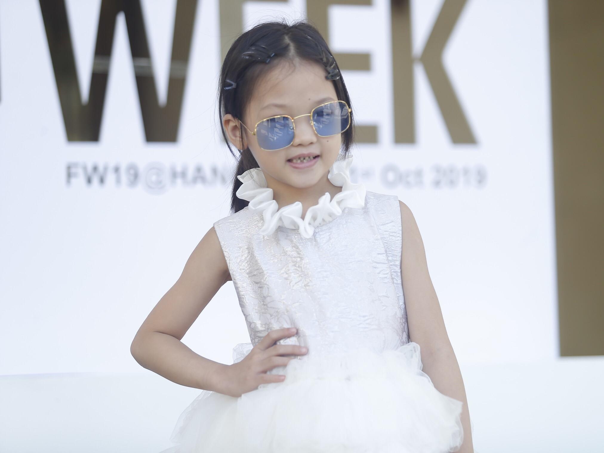 Co be vo gia cu mac vay trang van du gay chu y o pho Trang Tien hinh anh