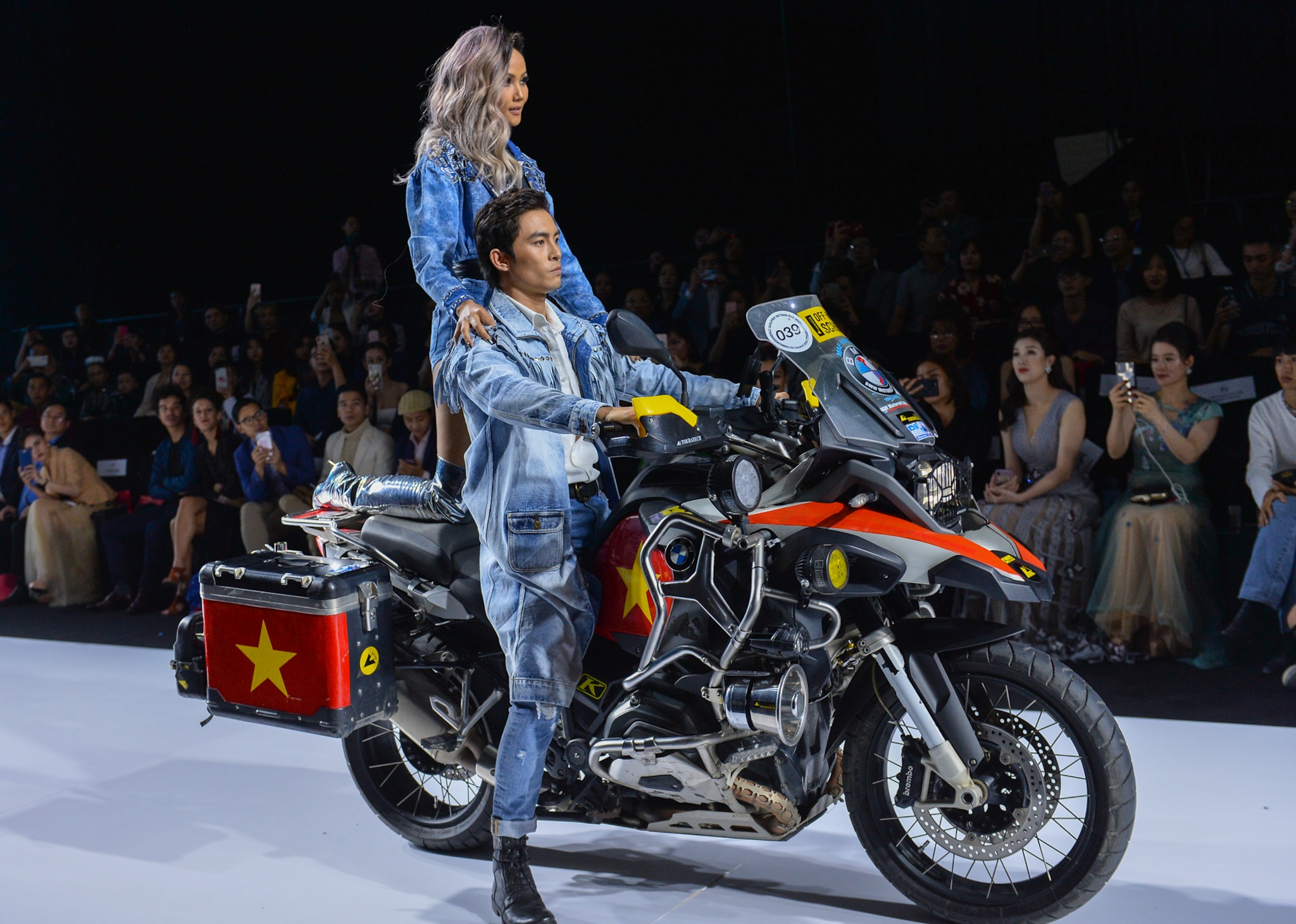 Aquafina Vietnam International Fashion Week 2019 anh 1