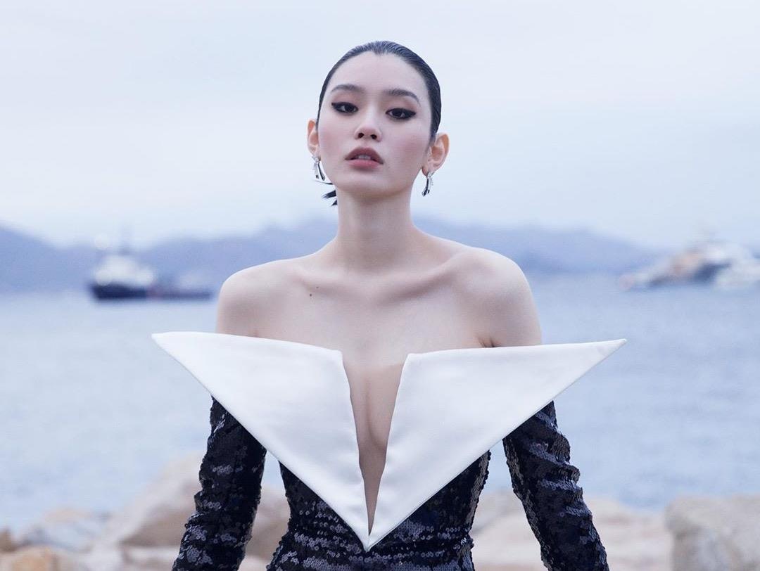 Sieu mau noi y He Mong Dao thich dien vay khoe nguc, lung tran hinh anh