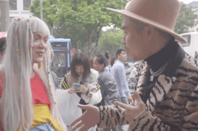 Gioi tre khong ngai dien do cat xe tao bao, gia gai tai pho di bo hinh anh