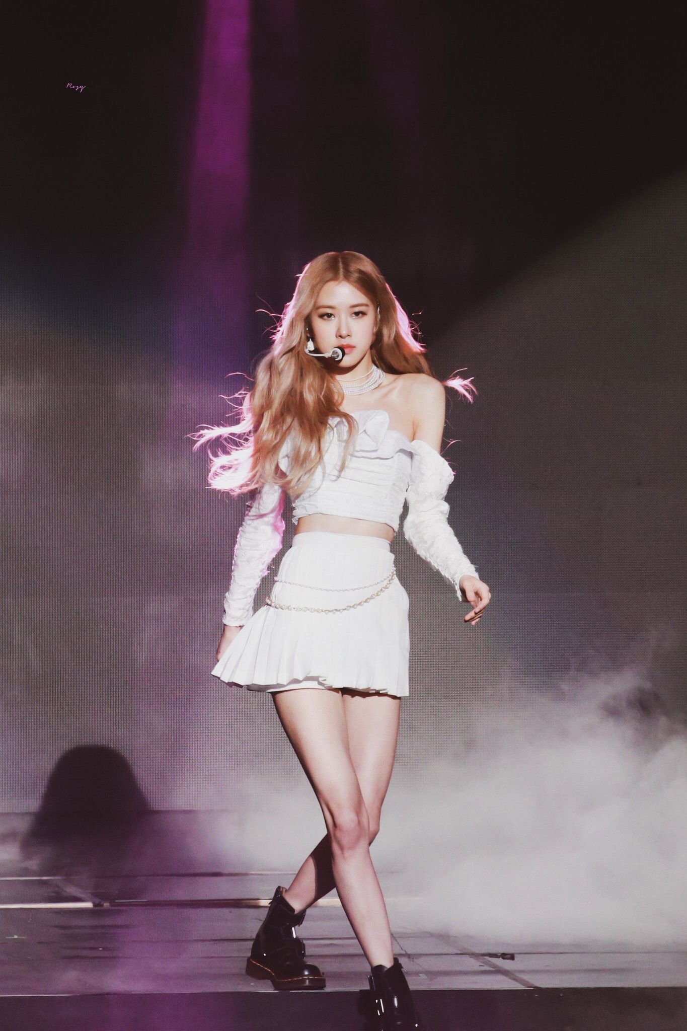 nhung trang phuc bieu dien bat mat cua Rose anh 4