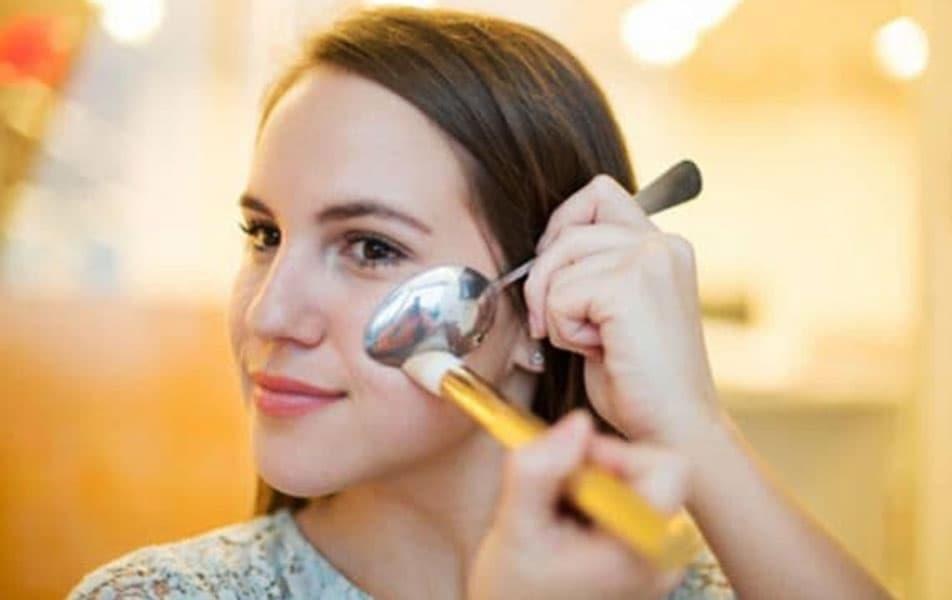 Dung thia che mat va 6 meo giup viec make up tro nen de dang hon hinh anh