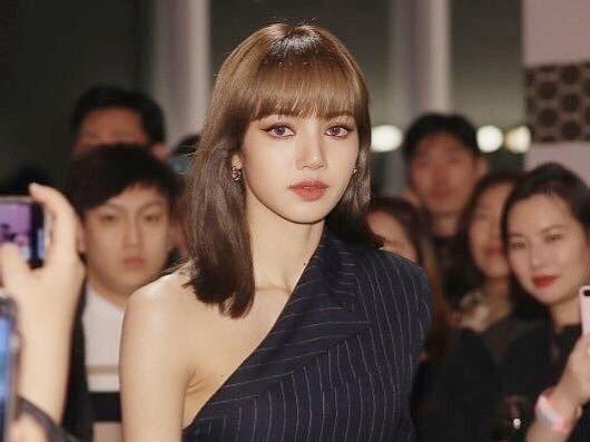 Lisa duoc vi nhu nu than vi luon noi bat, mac dep moi kieu trang phuc hinh anh