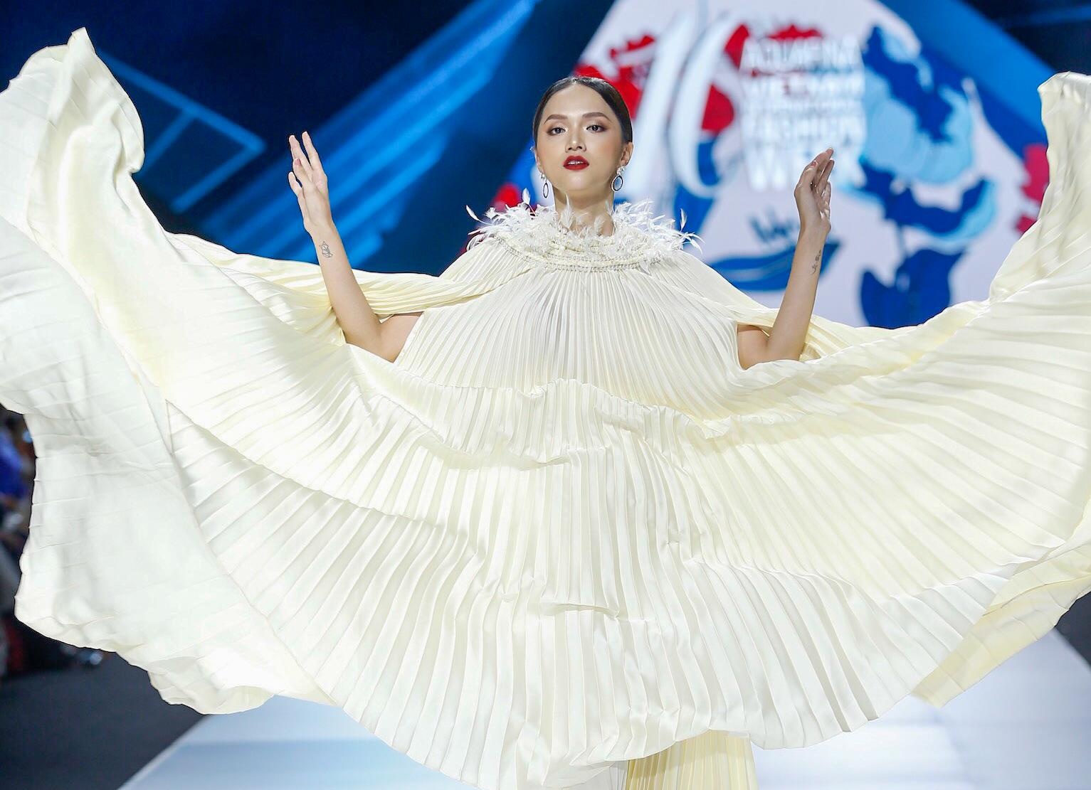 Huong Giang lam vedette, hat vay ket thuc tuan le thoi trang 2019 hinh anh