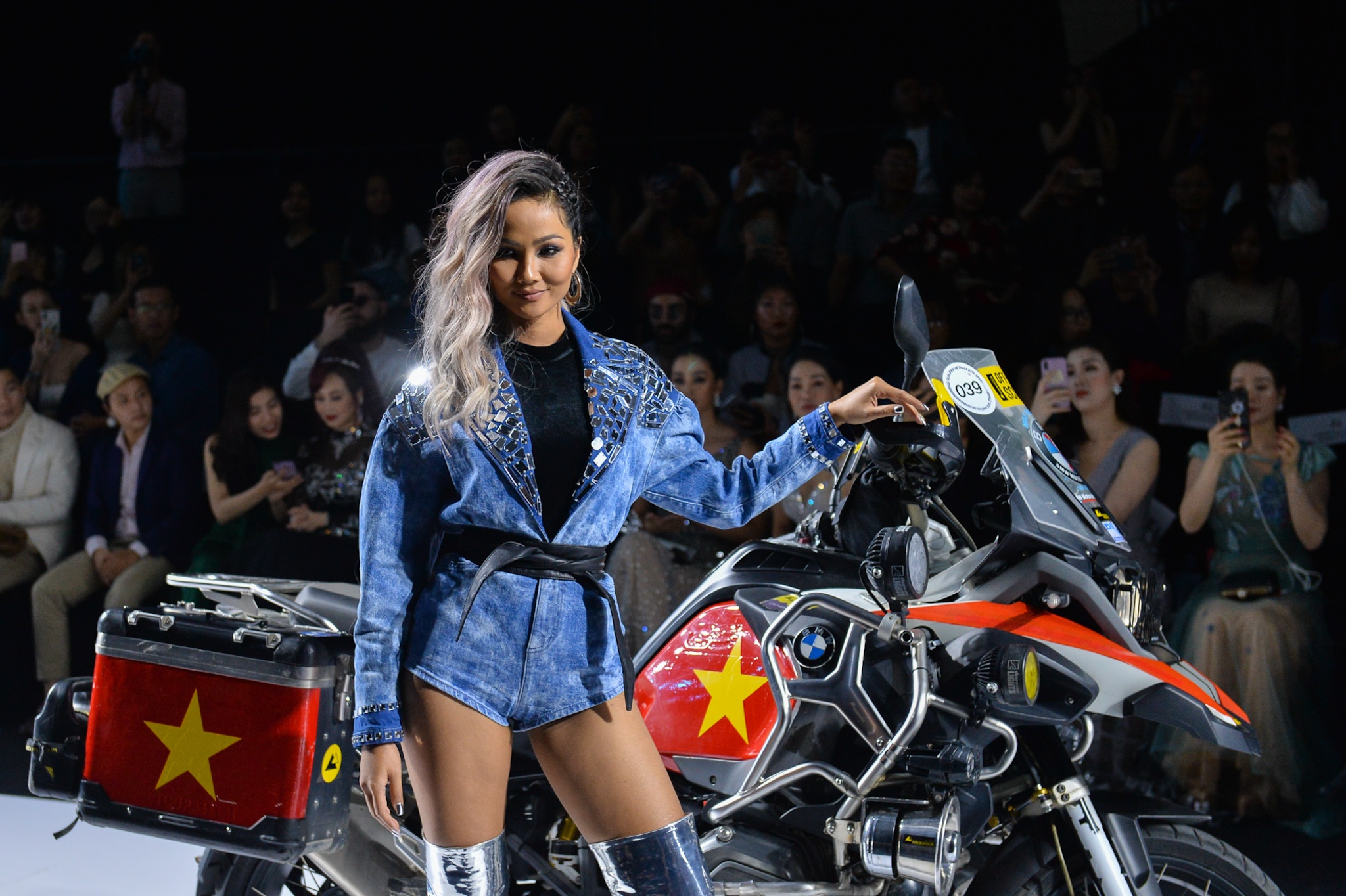 Aquafina Vietnam International Fashion Week 2019 anh 1