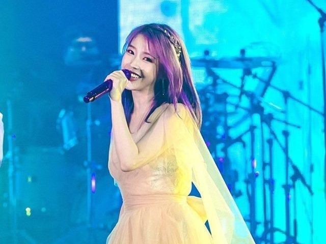 IU khoe dien mao moi o concert 'Love, Poem' hinh anh