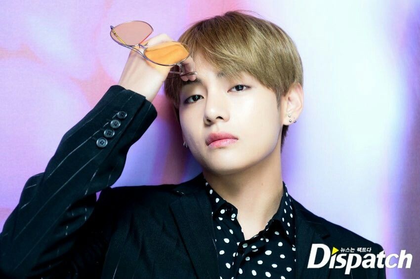 V (BTS) chuong deo khuyen tai dieu da anh 1