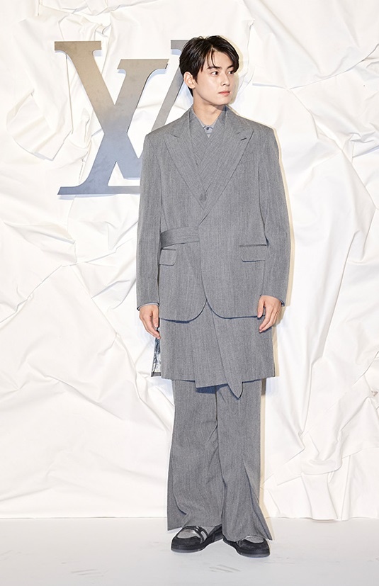 sao nam mac vest thung thinh anh 10