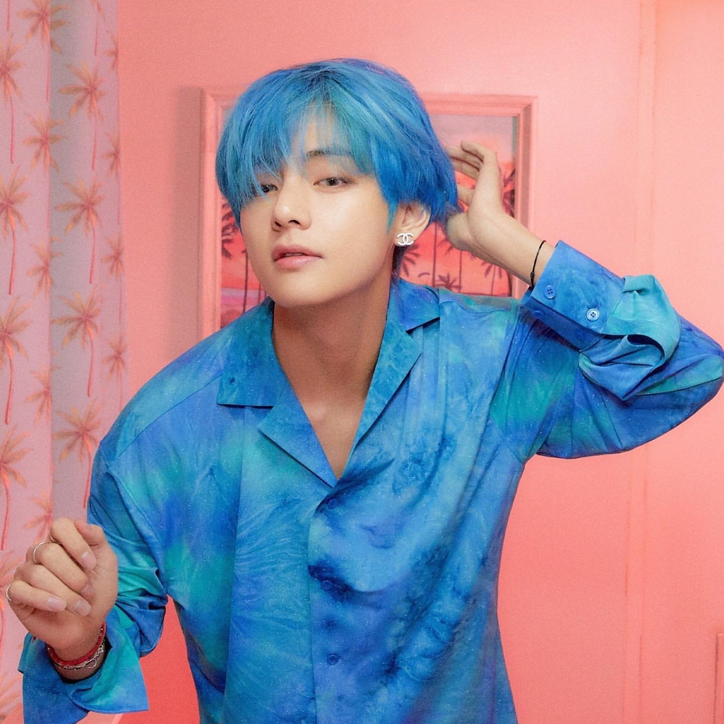 V (BTS) chuong deo khuyen tai dieu da anh 12