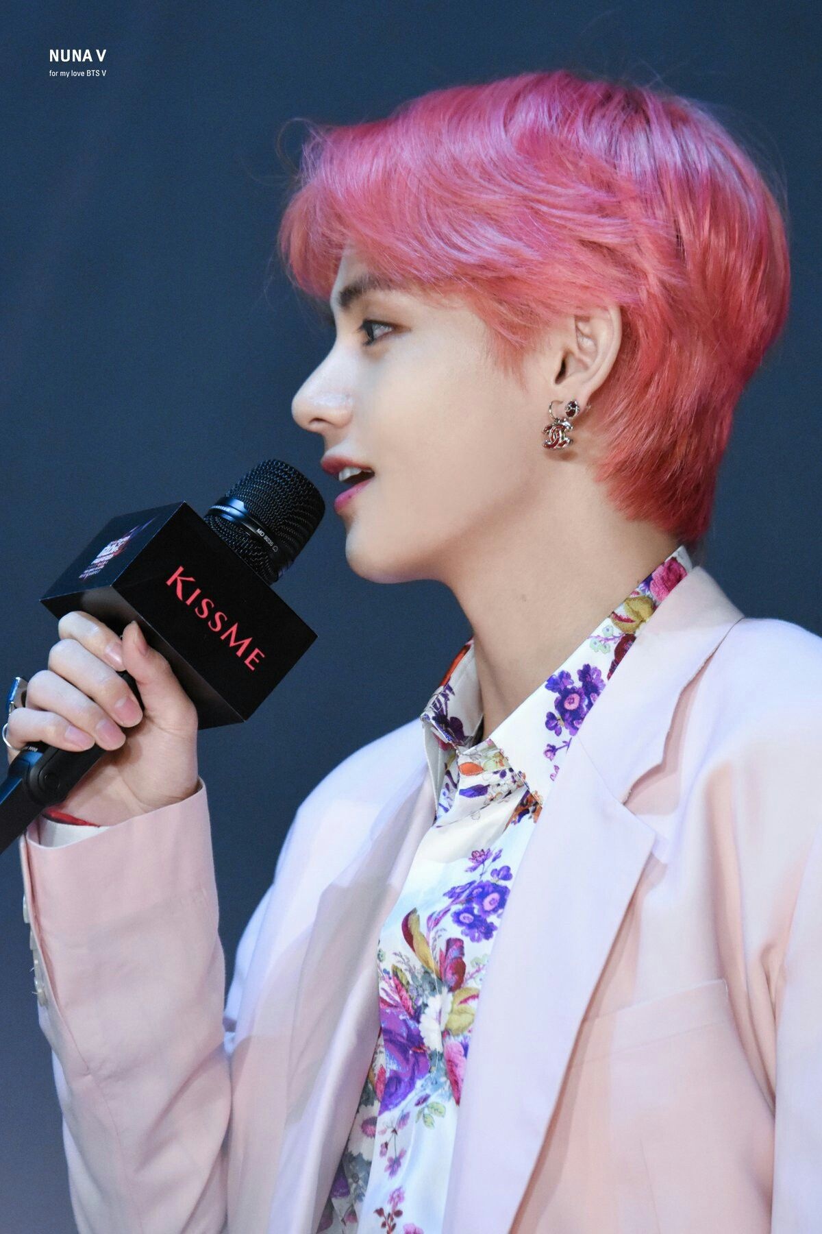 V (BTS) chuong deo khuyen tai dieu da anh 13