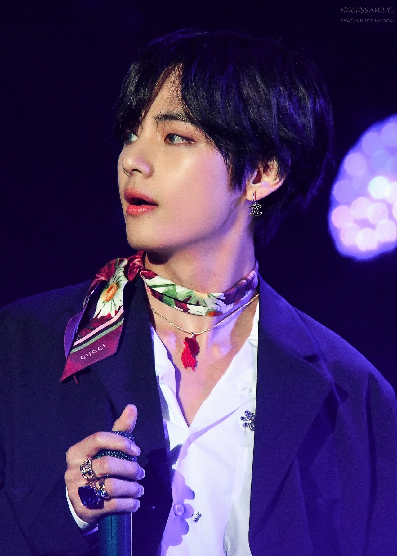 V (BTS) chuong deo khuyen tai dieu da anh 14