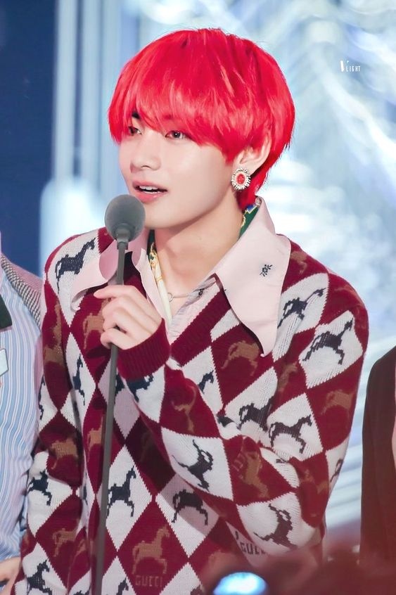 V (BTS) chuong deo khuyen tai dieu da anh 9