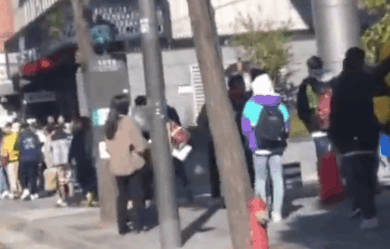 Canh xep hang dai de co co hoi mua giay G-Dragon thiet ke hinh anh