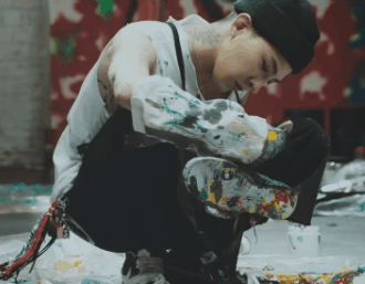 G-Dragon lam moi giay Nike Air Force 1 bang cach do son hinh anh