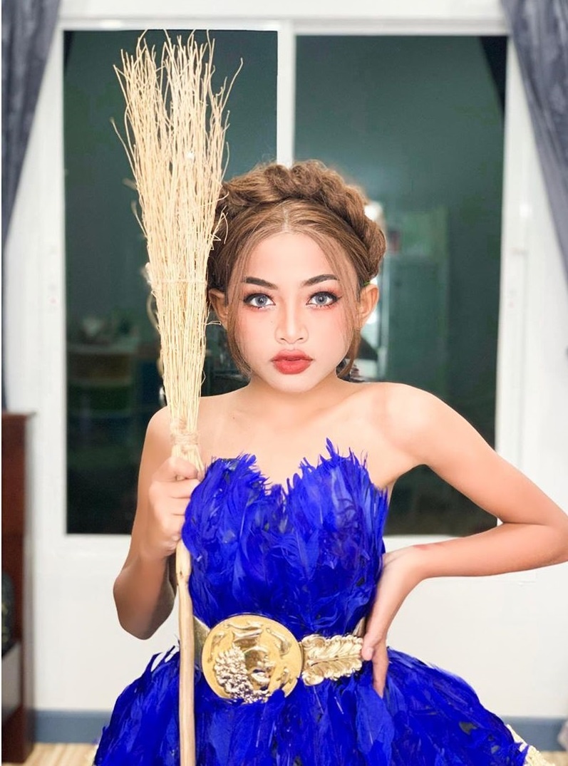 cau be 13 tuoi trang diem nhu hoa hau anh 14