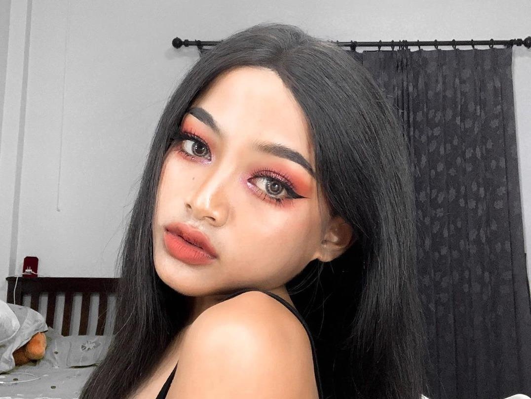 Cau be 13 tuoi lot xac thanh hot girl nho trang diem hinh anh