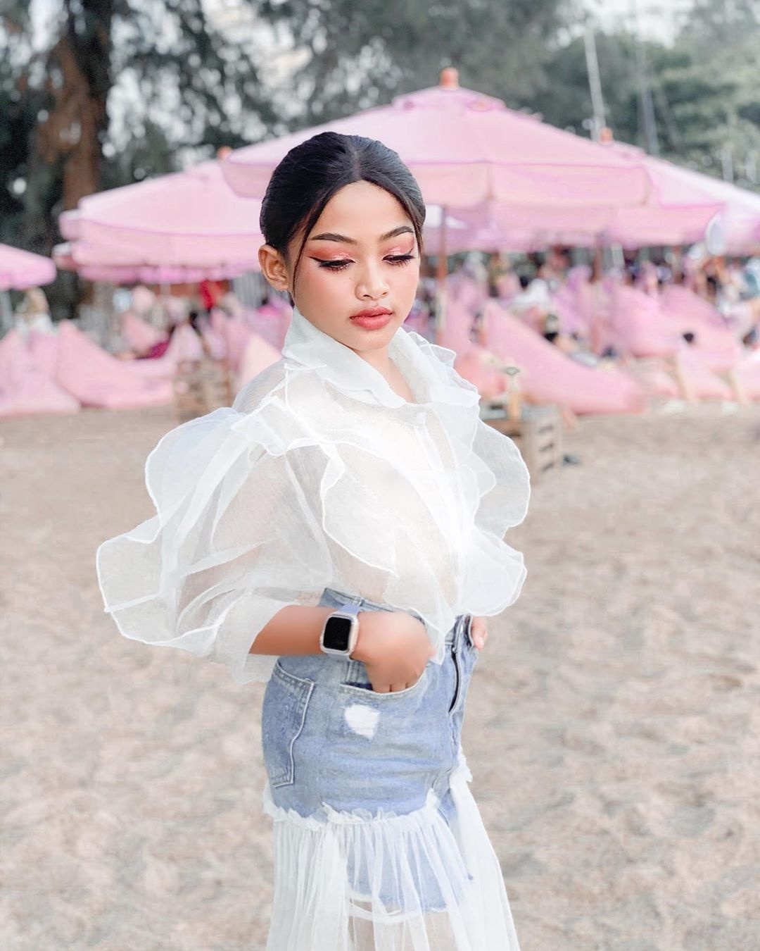 cau be 13 tuoi trang diem nhu hoa hau anh 12