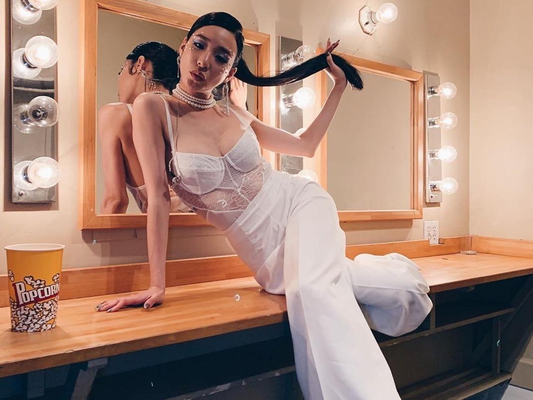 Roi nhom SNSD, Tiffany chuong mac bra va vay ngan len san khau hinh anh