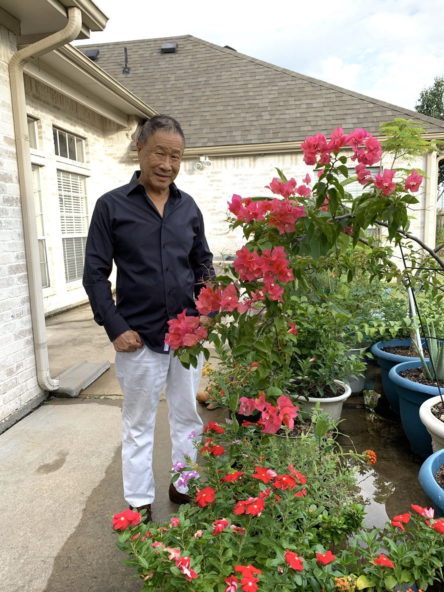 ba cu duoc chu y vi mac do dep ben vuon hoa anh 5