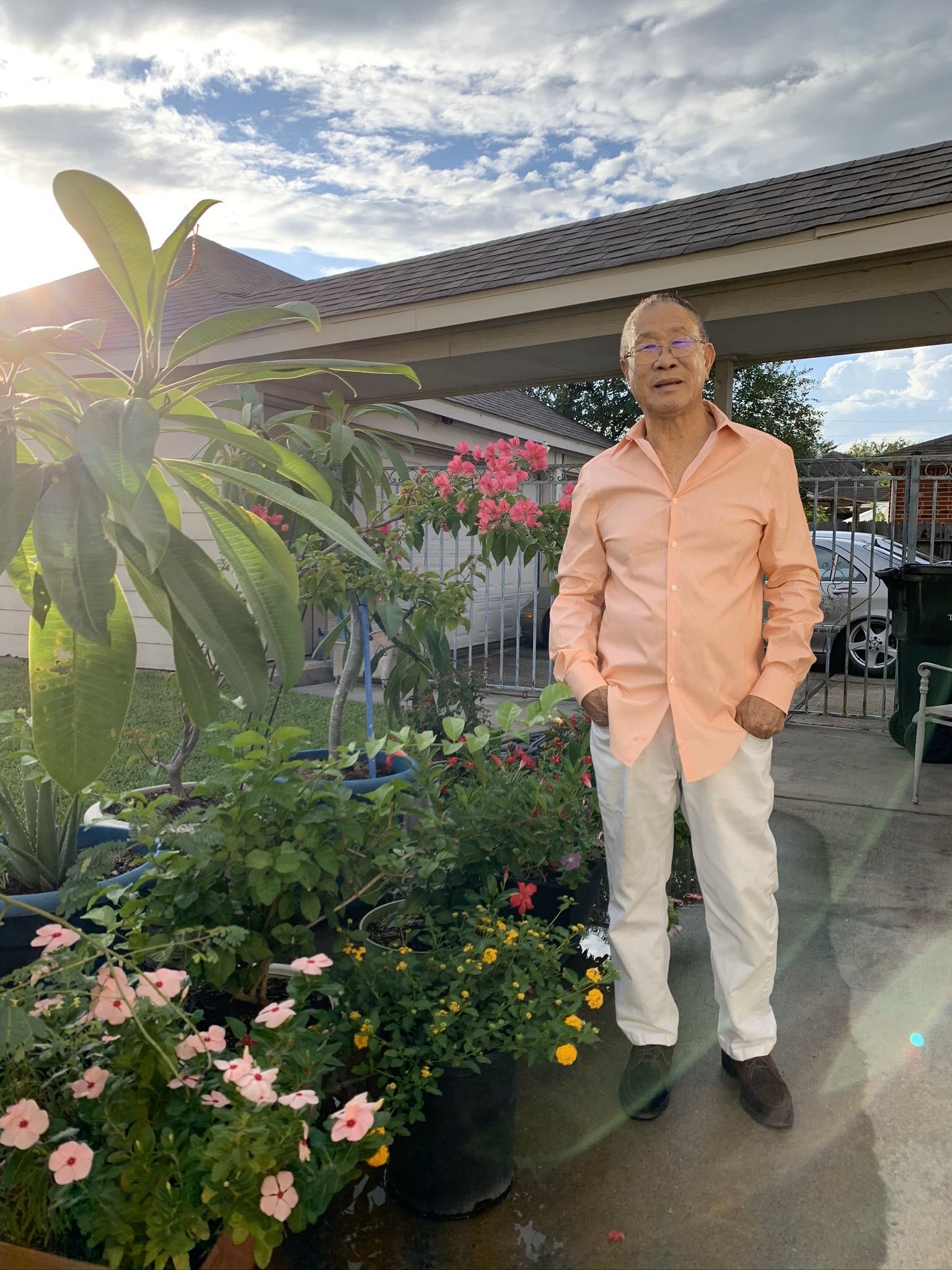 ba cu duoc chu y vi mac do dep ben vuon hoa anh 7