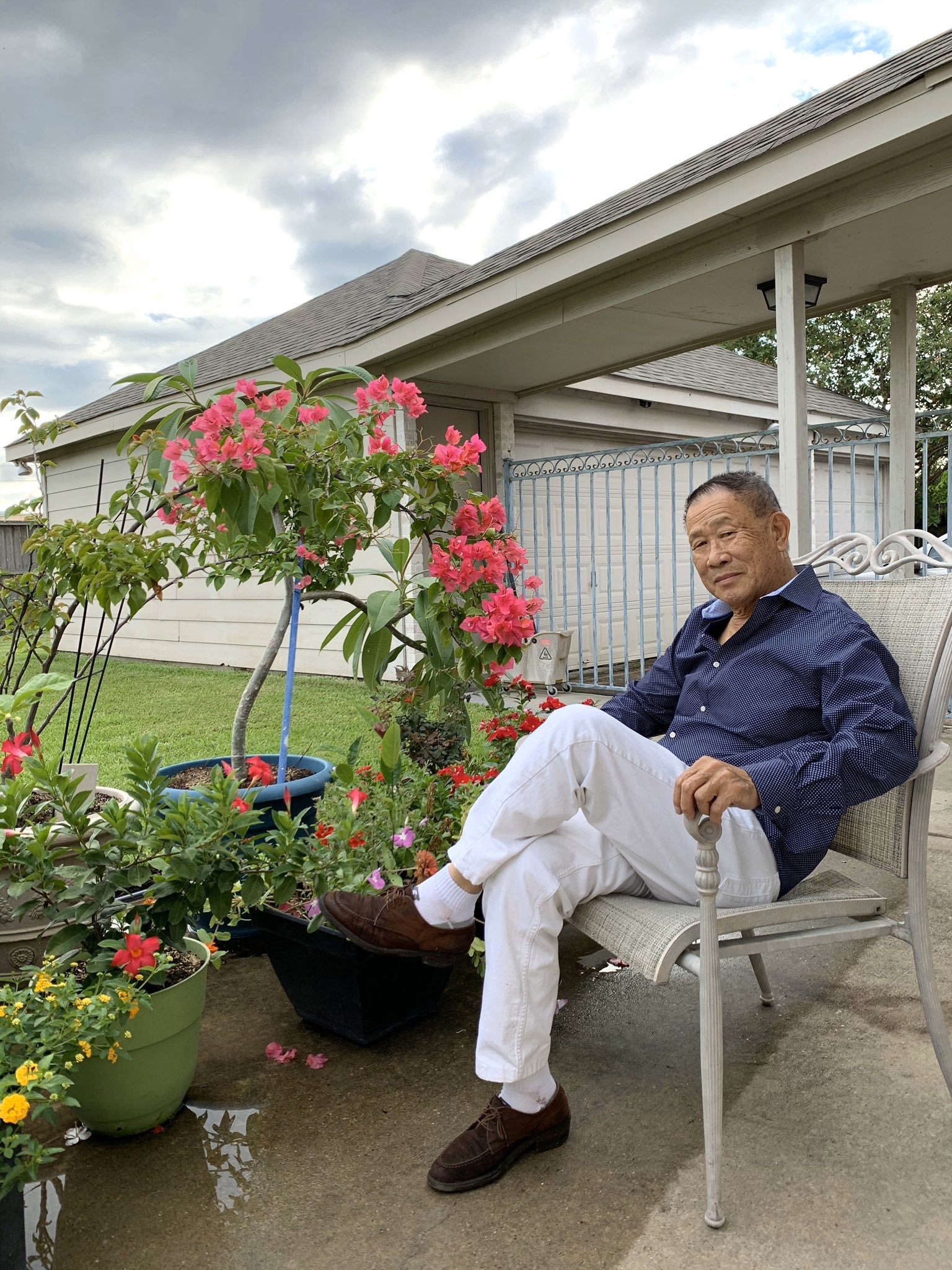 ba cu duoc chu y vi mac do dep ben vuon hoa anh 8