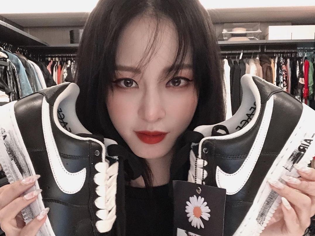 Suho (EXO) va loat sao Han khoe anh so huu giay hiem cua G-Dragon hinh anh