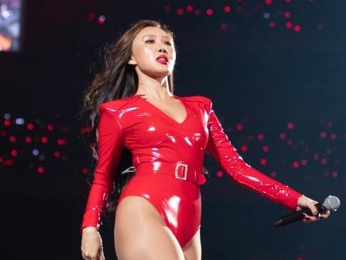 Hwasa xuat hien tren san khau trong bo trang phuc xe sau hinh anh