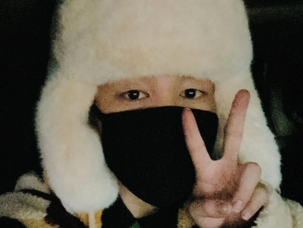 Jimin (BTS) duoc vi nhu com nam khi doi mu long trang o san bay hinh anh
