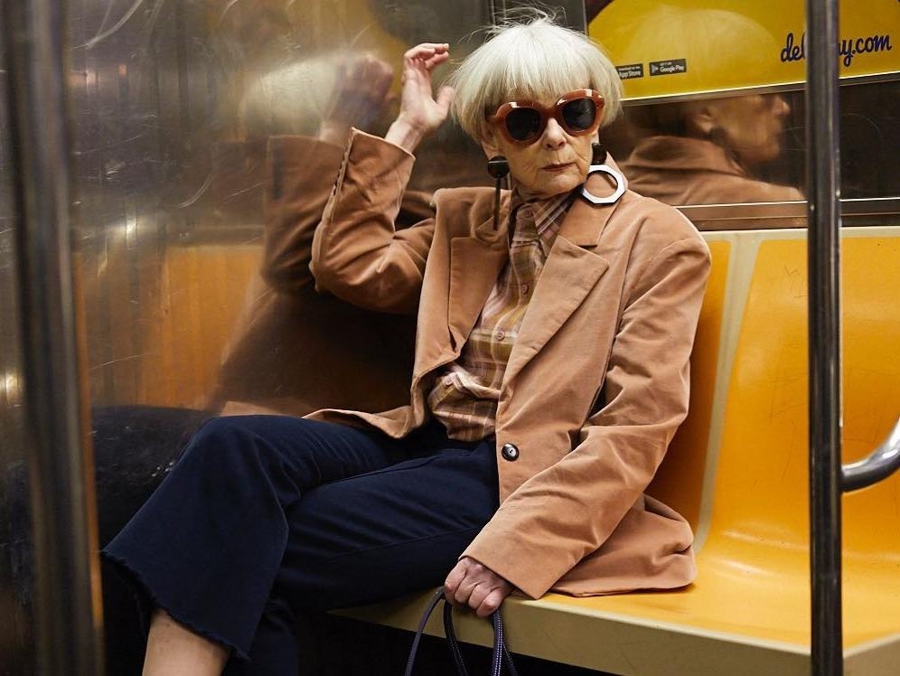 Nu giao su 65 tuoi mac chat nhu gioi tre, bi nham la nguoi noi tieng hinh anh