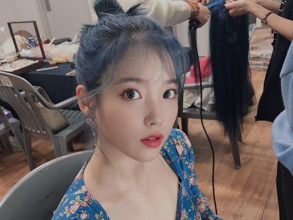 Co can thiet tay toc de trong giong IU va dan ca si Han? hinh anh