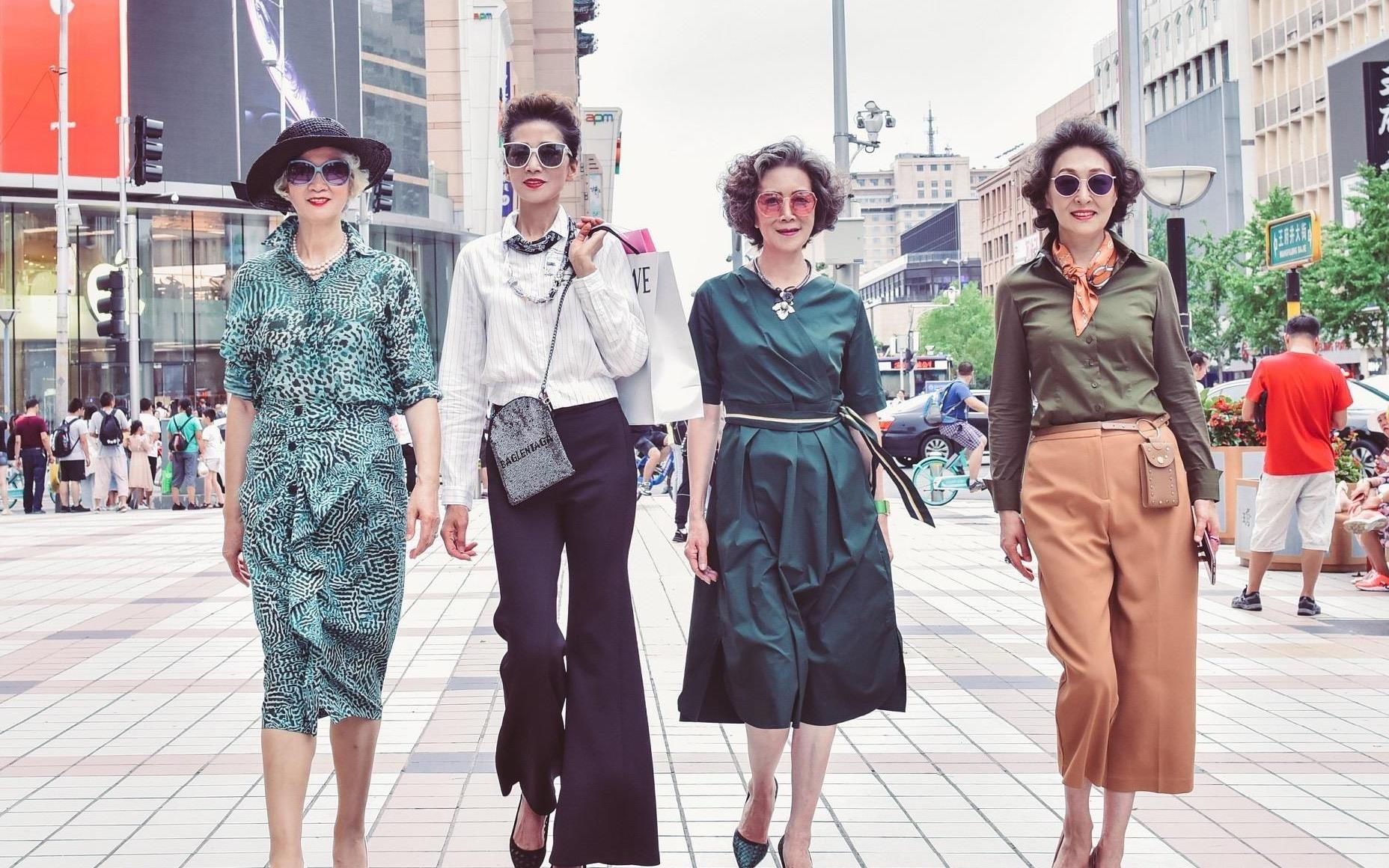 Hoi ba cu noi tieng tren mang nho gu thoi trang khong kem gioi tre hinh anh