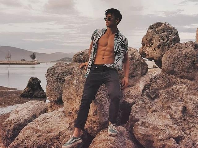 Trong Hieu chuong mac vest, ao so mi khoe than hinh chuan hinh anh