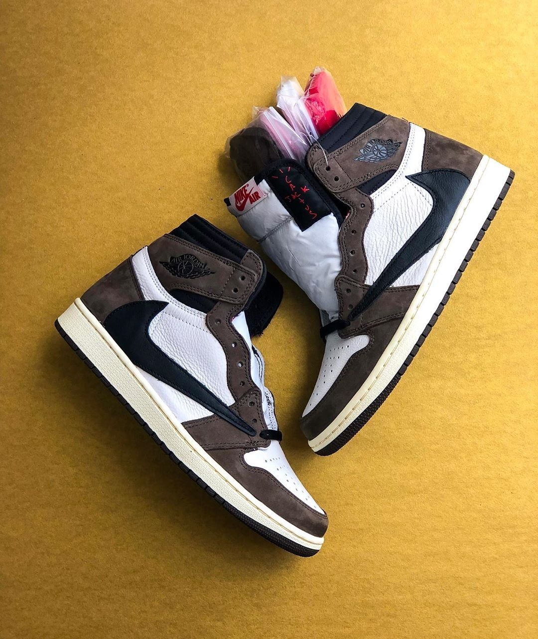 4 doi giay co gia ban lai cao nhat nam anh 7