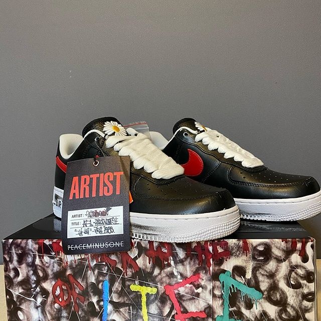 4 doi giay co gia ban lai cao nhat nam anh 2