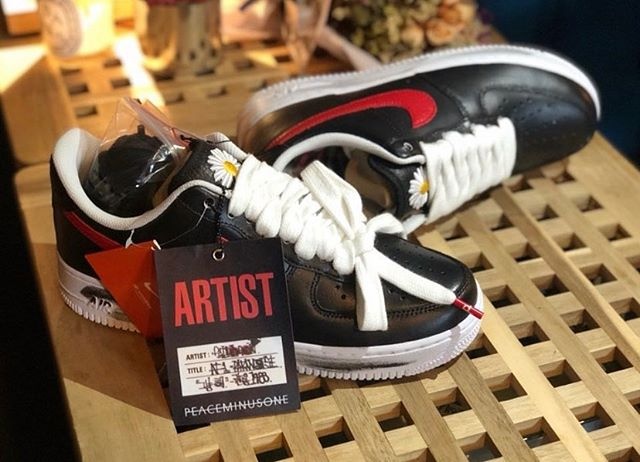 4 doi giay co gia ban lai cao nhat nam anh 4